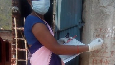 Photo of घर-घर स्क्रीनिंग कर निभा रहीं अपना कर्तव्य