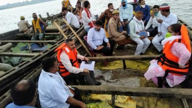 Photo of गंगा नदी में हो रहे ड्रेनेज कार्य का डीएम श्री हरिप्रताप शाही ने किया निरिक्षण।