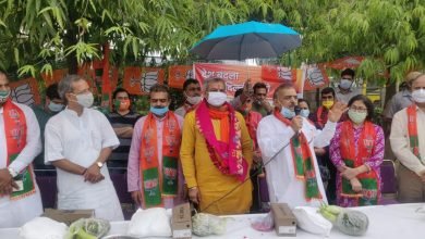 Photo of विश्वास नगर विधानसभा क्षेत्र में पंडित-पुजारियों के बीच राशन किट का वितरण किया