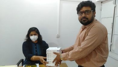 Photo of कोरोना महामारी से बचाव के लिए कपड़ा व्यापारी ने एसडीएम अंजुम बी को सौपे स्पेशल मास्क।