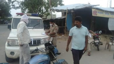 Photo of खैर पुलिस ने गोमत चौराहे पर चलाया बिना हेलमेट, बिना मास्क वालों के खिलाफ अभियान, भारी मात्रा में काटे चालान।