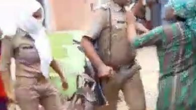Photo of खैर के गांव तकीपुर में प्लॉट के विवाद में दो पक्षों में हुई जमकर मारपीट सूचना पर पहुंची पुलिस से हुई नोकझोंक।