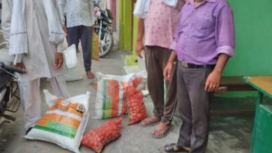 Photo of खैर निगरानी समिति के पदाधिकारियों ने गांव बझेड़ा में प्रवासी मजदूरों को बांटे खाद्य सामग्री के पैकेट।