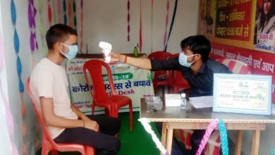 Photo of खैर के गांव पला चांद में कोरोना महामारी से बचाव के लिए हेल्प डेक्स पर ग्रामीणों का चेकअप किया गया।