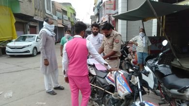 Photo of लॉकडाउन के चलते खैर पुलिस ने बिना हेलमेट व बिना मास्क वालों के खिलाफ चलाया चैकिंग अभियान