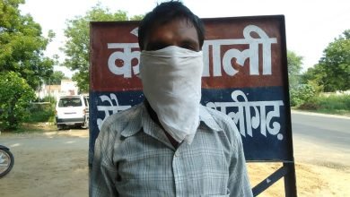 Photo of खैर पुलिस ने 25 पव्वा अवैध देसी शराब सहित ग्राम रेसरी के पास से एक अभियुक्त को किया गिरफ्तार