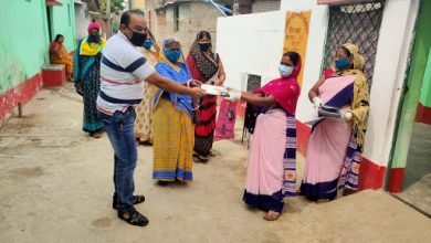 Photo of आंगनबाड़ी सेविका द्वारा घर घर जाकर दूध का किया जा रहा वितरण