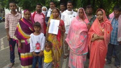 Photo of न्याय के लिए मासूम बच्चों ने विधवा मां के साथ लगाई जिलाधिकारी से फ़रियाद
