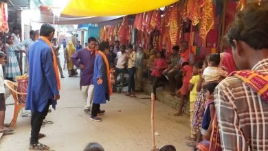 Photo of मंदिरों के बाहर नुक्कड़ नाटक कर बताए महिलाओं के अधिकार