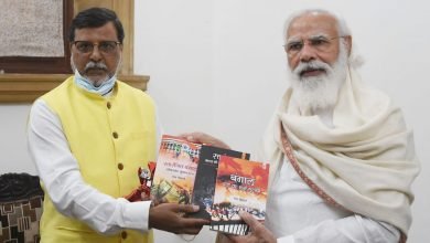 Photo of एनयूजेआई के अध्यक्ष और वरिष्ठ पत्रकार रास बिहारी ने प्रधानमंत्री को भेंट की अपनी तीन पुस्तकें