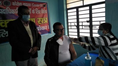 Photo of बांका पुलिस लाइन में एसपी अरविंद कुमार गुप्ता ने लिया कोरोना का टीका