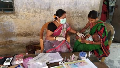 Photo of ग्रामीण क्षेत्रों में हाइपरटेंशन के महत्व को समझा रही एएनएम मंजू वर्मा