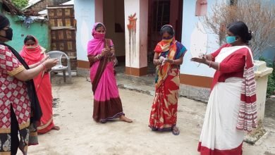 Photo of सेविका रंजना कुमारी गर्भवती महिलाओं को पोषण के प्रति कर रही हैं जागरूक