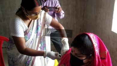 Photo of दुर्गा स्थान उच्च  विद्यालय और उर्दू स्कूल में टीका एक्सप्रेस से 45 वर्ष से अधिक उम्र के लोगों ने ली वैक्सीन