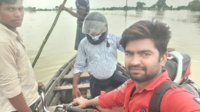 Photo of बाढ़ में नाव पर सवार होकर टीकाकरण अभियान को दे रहे गति