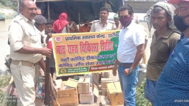 Photo of बाढ़ में नाव पर सवार होकर ग्रामीणों को पहुंचाई जा रही स्वास्थ्य सुविधाएं