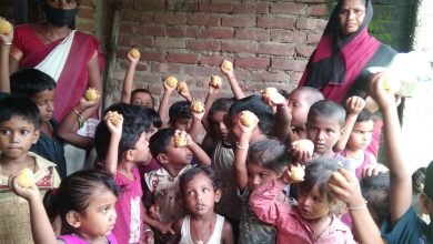 Photo of कोविड प्रोटोकॉल के साथ ऑगनबाड़ी केंद्रों में बच्चों के बीच पोषणयुक्त लड्डू और दूध का वितरण