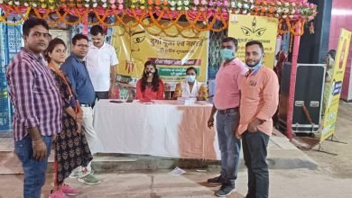 Photo of पूजा पंडालों में लगे टीकाकरण केंद्र पर काफी लोग ले रहे कोरोना टीका