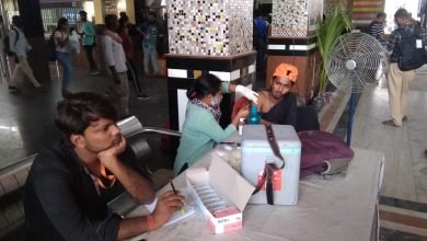 Photo of स्टेशन पर कोरोना जांच के साथ टीका भी दिया जा रहा