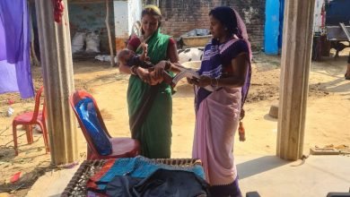Photo of आशा कार्यकर्ता गृह भ्रमण कर जन्म से शारीरिक रूप से कमजोर  शिशु का कर रहीं स्वास्थ्य परीक्षण, दी जा रही आवश्यक सलाह