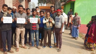 Photo of मनेर में प्रशासन की लापरवाही से मतदाताओं को परेशानी, तीन किलोमीटर दूर बना दिया मतदान केंद्र
