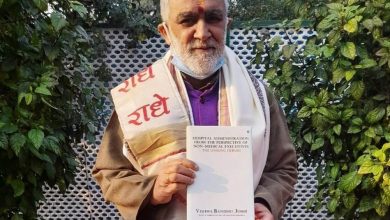 Photo of कैलाश हॉस्पिटल के वरिष्ठ प्रबंधक विश्व बंधू जोशी ने केंद्रीय राज्य मंत्री अश्विनी चौबे को अपनी पुस्तक भेंट की।
