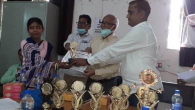 Photo of परिवार नियोजन में उत्कृष्ट कार्य करने वाले स्वास्थ्य कर्मियों को किया गया पुरस्कृत