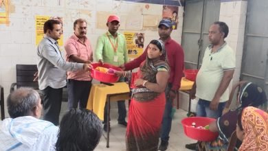 Photo of फाइलेरिया उन्मूलन • अलौली पीएचसी में शिविर आयोजित कर संक्रमित मरीजों में एमएमडीपी किट वितरित 
