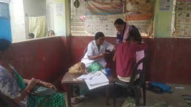 Photo of कोविड वैक्सीनेशन • जिले में आंगनबाड़ी केंद्रों पर भी शिविर आयोजित कर दी जा रही है वैक्सीन 