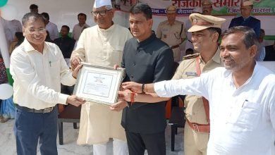 Photo of स्वास्थ्य एवं कोविड टीकाकरण महाअभियान की उपलब्धि को लेकर सिविल सर्जन सहित स्वास्थ्य विभाग के कई पदाधिकारी- कर्मचारी सम्मानित
