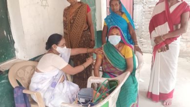 Photo of कोविड टीकाकरण • प्रीकाॅशनरी डोज लेकर पूरी तरह स्वस्थ है 50 वर्षीया लालपरी देवी 