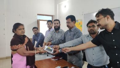 Photo of आशा फैसिलिटेटर को जिला में बुलाकर दिया गया स्मार्ट फोन