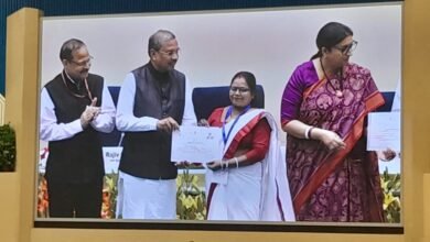 Photo of अति गंभीर कुपोषित बच्चों के प्रबंधन एवं रेफरल सेवा में उत्कृष्ट कार्य के लिए राज्य की आशा एवं आंगनवाड़ी सेविका को मिला सम्मान 