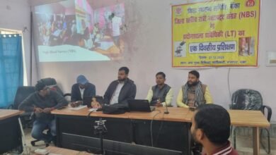 Photo of प्रशिक्षण में एलटी को नाइट ब्लड सर्वे के दौरान रक्त संग्रह के रखरखाव के बारे में दी गई जानकारी  