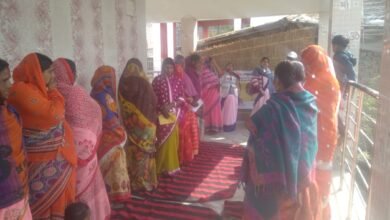 Photo of बूथ लगा कर जीविका दीदियों और स्कूली बच्चों को खिलाई गई अल्बेंडाजोल और डीईसी की दवा