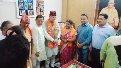 Photo of उत्तराखंड के मुख्यमंत्री पुष्कर सिंह धामी भारतीय जनता पार्टी की कार्यकर्ता भारती भाकुनी के घर जाकर मनोबल बढ़ाया