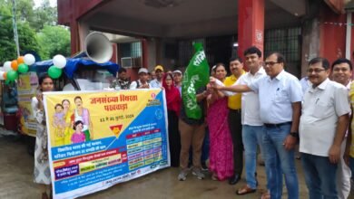 Photo of परिवार नियोजन के प्रति जागरूकता को ले सिविल सर्जन ने सारथी रथ को दिखाई हरी झंडी