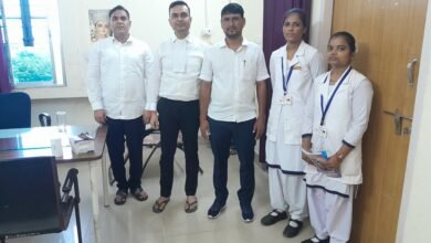 Photo of पहल :    प्रभारी जिला जज के साथ अन्य अधिकारी  ने खायी फाइलेरिया की दवा