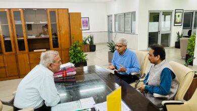 Photo of हांगकांग के प्रो. दया के. थुस्सू ने किया एसएयू का दौरा, अध्यक्ष प्रो. के. के. अग्रवाल से अकादमिक सहयोग पर चर्चा की