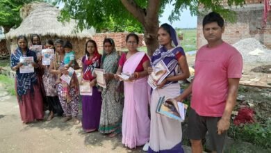 Photo of परिवार नियोजन पखवाड़ा को सफल बनाने हेतु आशा द्वारा घर घर जाकर सघन दंपत्ति संपर्क पखवाड़ा चलाया जा रहा है.